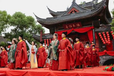 家国同庆 见证幸福! ag贵宾会医药程明郭晶夫妻参加绍兴市青年人才水上集体婚礼